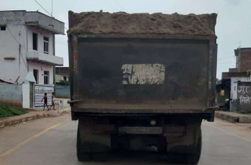 chhindwara Sand Mining: बिना जीपीएस सिस्टम लगाए वाहनों से हो रहा रेत का परिवहन