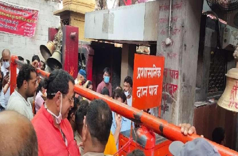 Vindhyavasini mandir विंध्यवासिनी मंदिर में वीआईपी व्यवस्था पर भड़के लोग, बीजेपी विधायक ने सबके लिए खुलवाया रास्ता