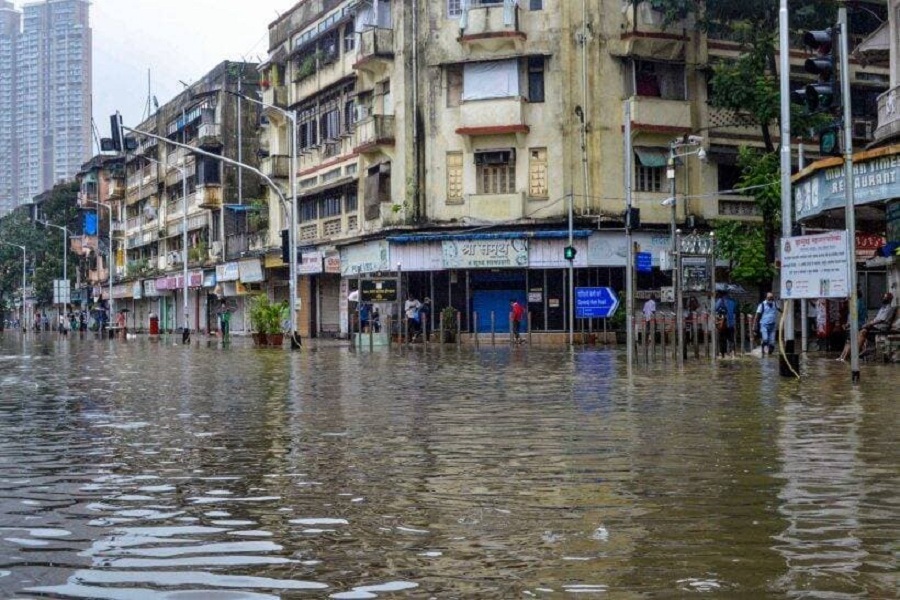 पानी में डूबा यह दक्षिण मुंबई का हिंदमाता इलाका है। बीते कई साल से यहां जलभराव की समस्या है।