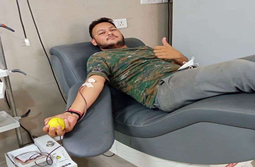 Chandresh of Dholpur saved the life of a pregnant woman of Sikar by donating blood धौलपुर के चंद्रेश ने रक्तदान कर बचाई सीकर की गर्भवती महिला की जान