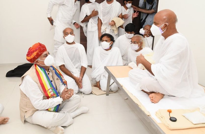 पंजाब के राज्यपाल वीपीसिंह ने की आचार्य से अलग कक्ष में चर्चा