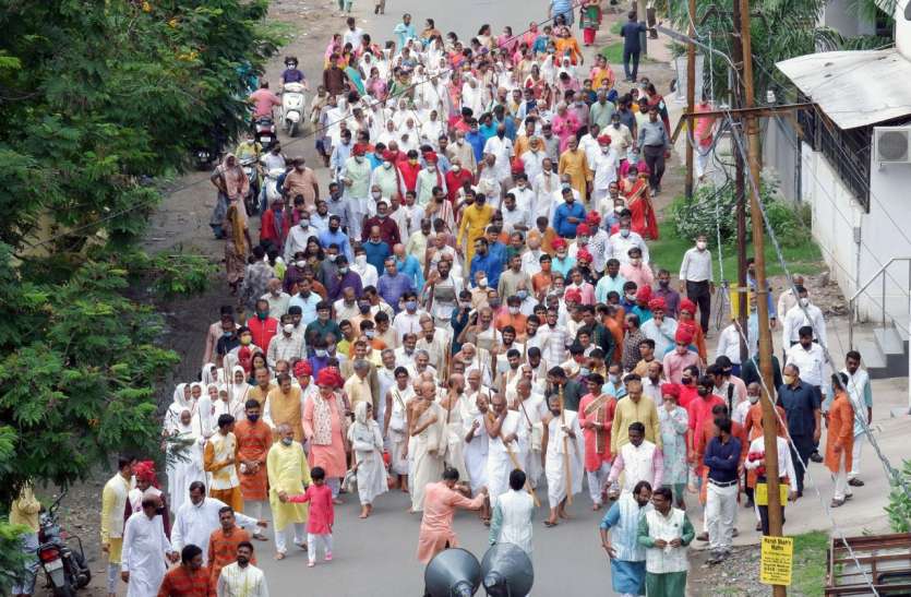 वडोदरा में आचार्य श्रेयांसप्रभसूरी का चातुर्मास के लिए प्रवेश वडोदरा में आचार्य श्रेयांसप्रभसूरी का चातुर्मास के लिए प्रवेश