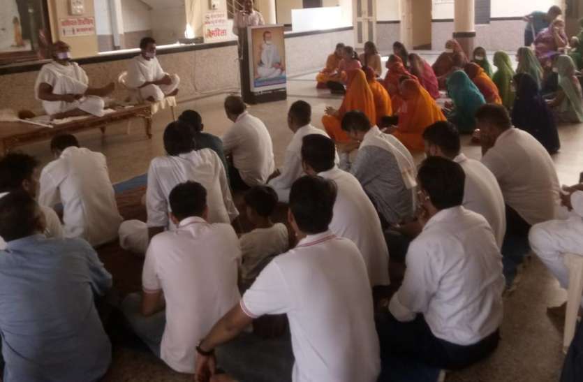 जैन मुनिवृंद का चातुर्मास को लेकर नगर प्रवेश जैन मुनिवृंद का चातुर्मास को लेकर नगर प्रवेश