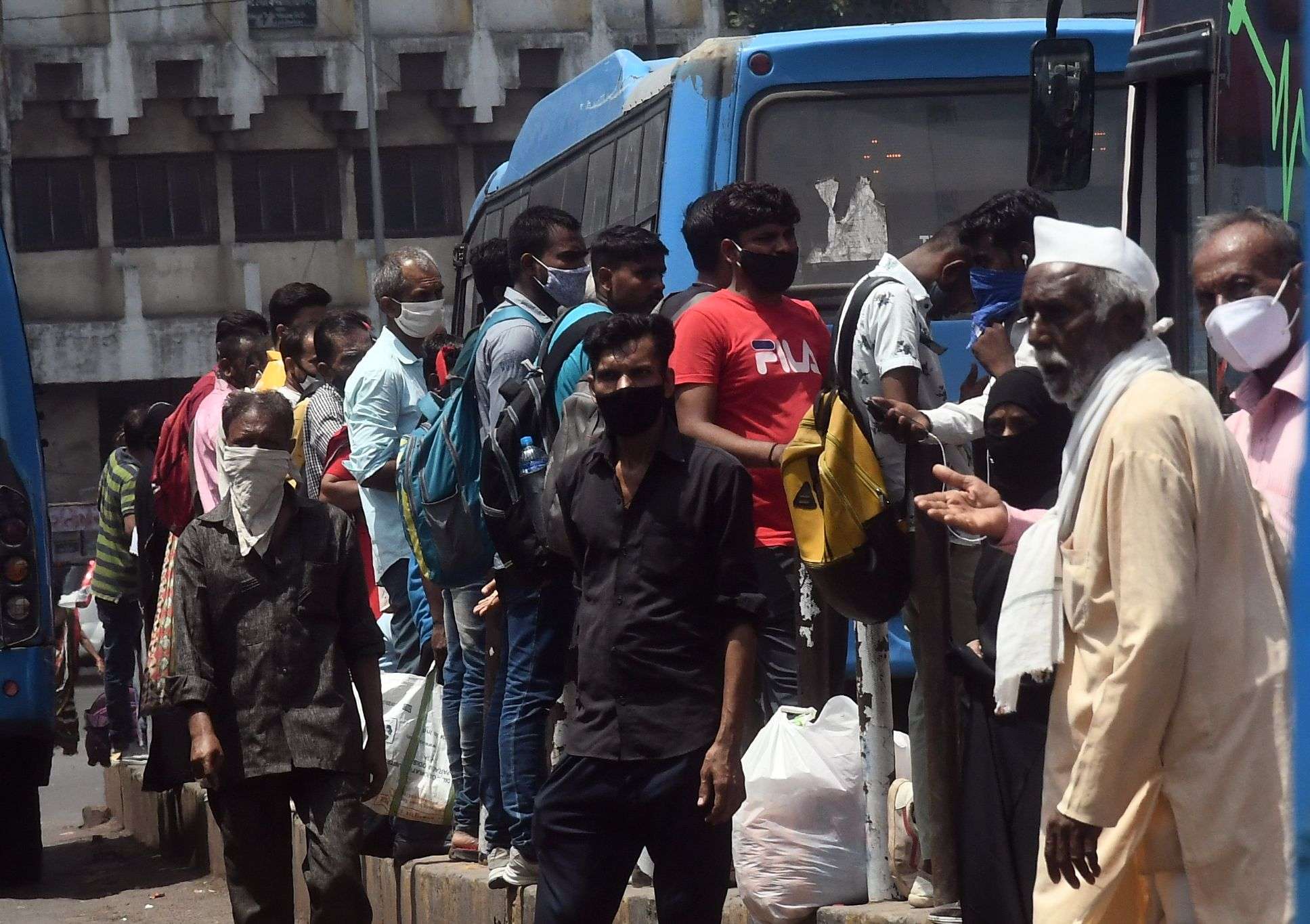 पत्रिका अभियान : एक दूसरे सट कर बस में हैंडल थामें ये हाथ सेनेटाइज होंगे ?