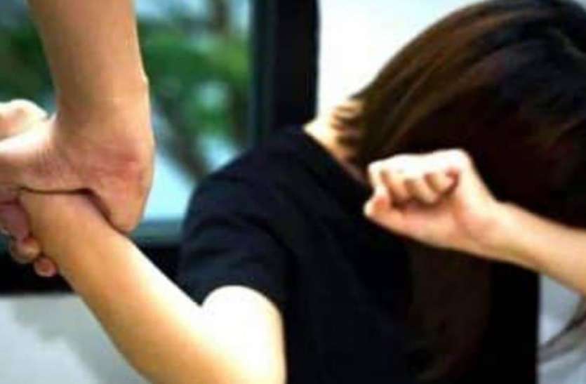 crime_against_women_in_up.jpg खेत में बेटी के साथ हैवानियत कर रहे पिता काे ग्रामीणाें ने पकड़ा,फिर बुलाई गांव में पंचायत