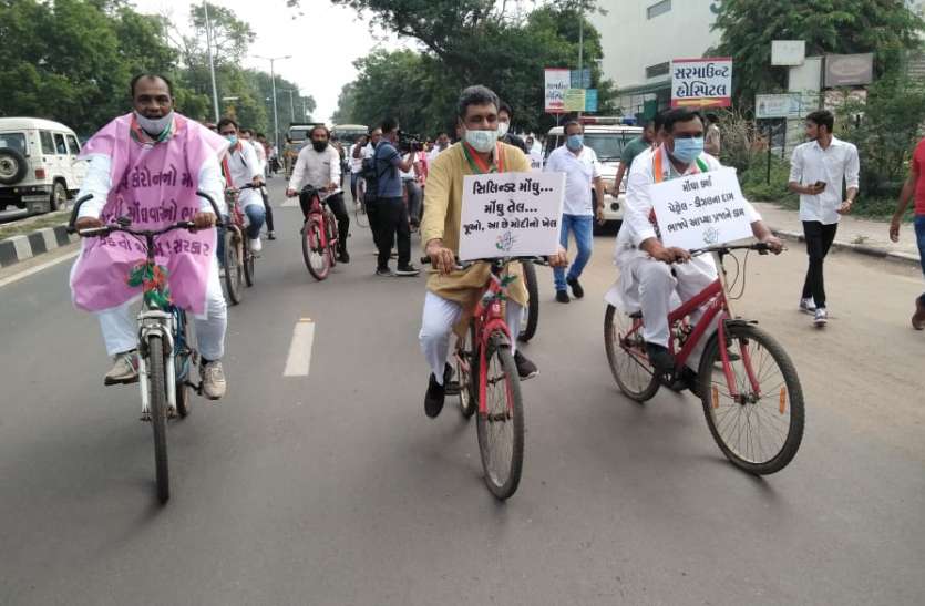 साइकिल यात्रा निकालकर जताया पेट्रोल-डीजल दर वृद्धि का विरोध साइकिल यात्रा निकालकर जताया पेट्रोल-डीजल दर वृद्धि का विरोध