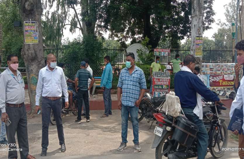 fine कोरोना की तीसरी लहर की संभावना, लापरवाही पर लगा जुर्माना, 8 बजे तक दुकानों के खुलने का प्रतिबंध समाप्त