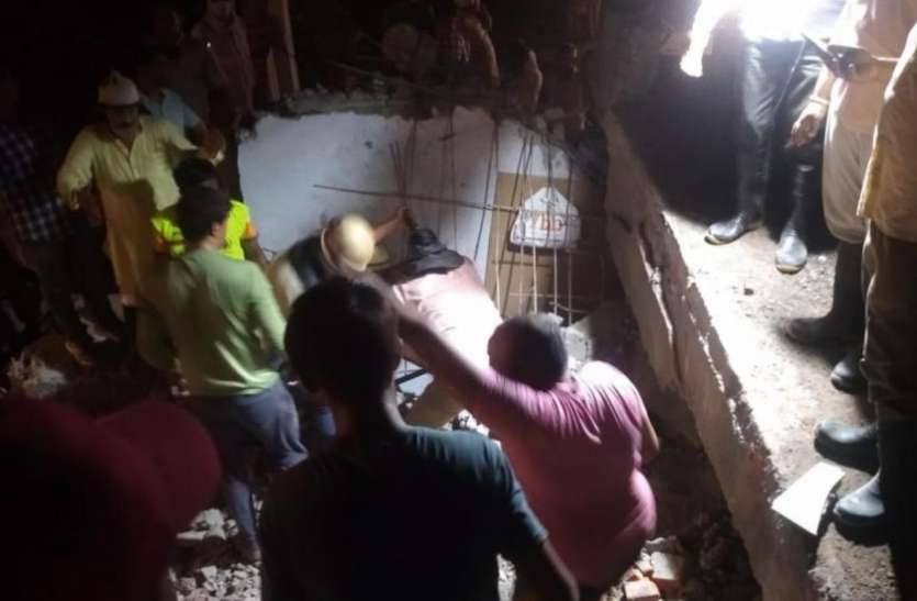 gurugram_building_Collapse.jpg गुरुग्राम में अचानक तीन मंजिला इमारत ढही, दो दर्जन से अधिक लोगों के फंसे होने की आशंका, राहत-बचाव कार्य जारी