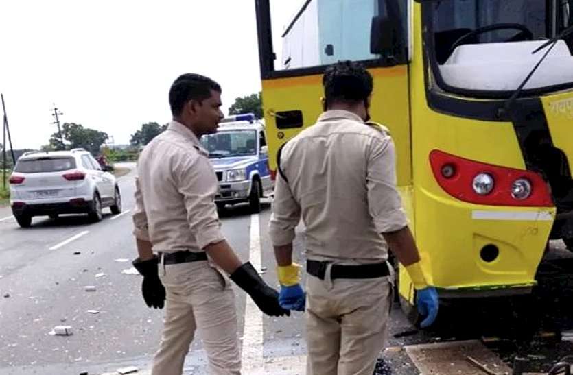 महासमुंद: यात्री बस ने बाइक सवार को मारी ठोकर, लड़की देखने जा रहे पिता-पुत्र की मौके पर मौत