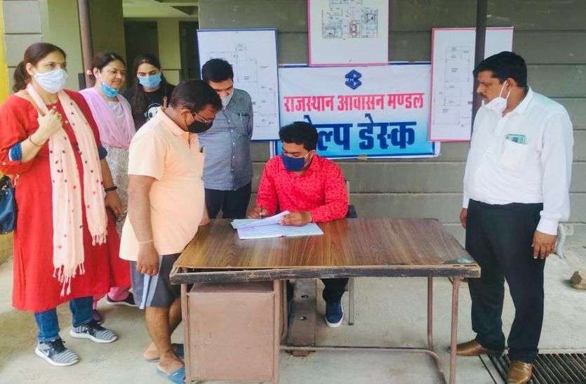 मानसरोवर के 22 फ्लैटों को देखने पहुंचे 500 से अधिक लोग मानसरोवर के 22 फ्लैटों को देखने पहुंचे 500 से अधिक लोग