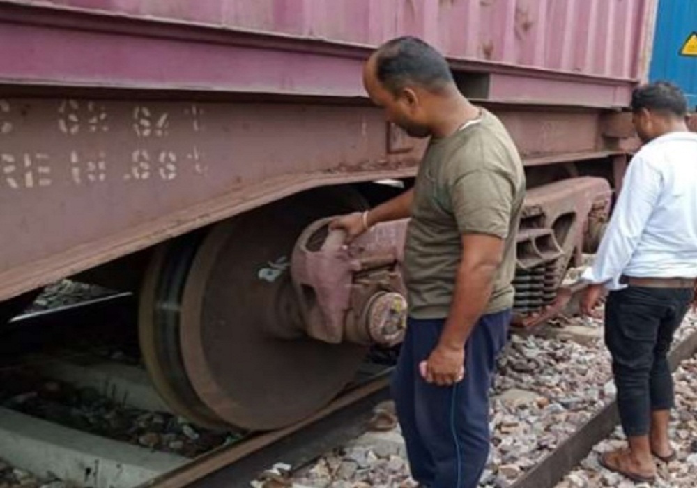 दिल्ली-हावड़ा रेलमार्ग पर मालगाड़ी हादसा टला, कंचौसी स्टेशन पर रोका