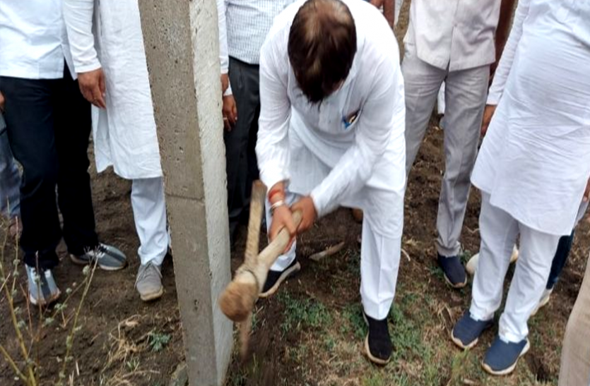 News दौरे के पहले दिन ही मंत्री के निशाने पर आई बिजली कंपनी : बिजली खंभा टेढ़ा दिखा तो गेंती फावड़े से खुद करने लगे सीधा