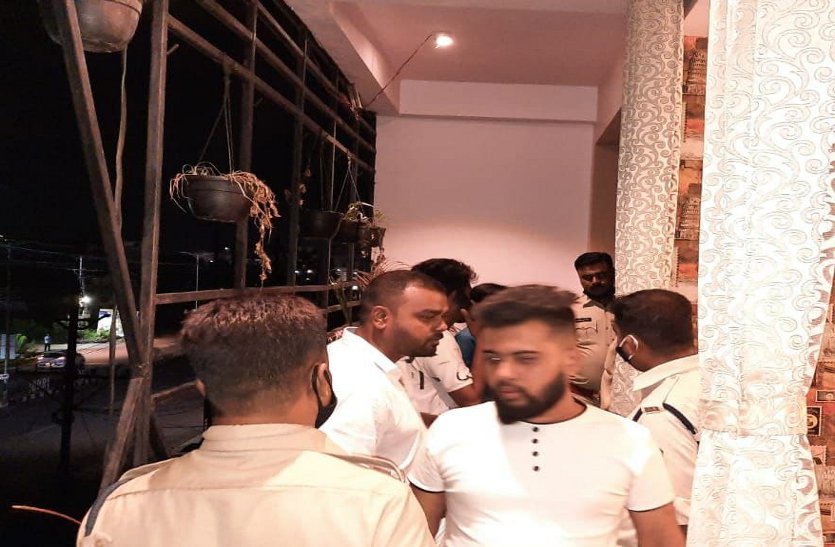 हुक्का बारों पर दुर्ग पुलिस की छापेमार कार्रवाई, आधी रात CSP के साथ नौ थाना प्रभारियों की टीम ने दी दबिश, 3 संचालकों पर जुर्म दर्ज