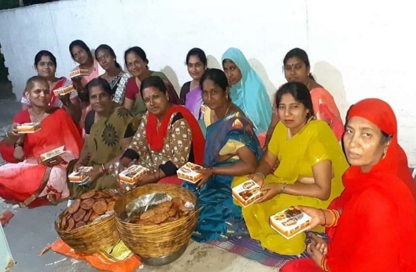 आत्मनिर्भर भारत: यहां छत्तीसगढ़ी व्यंजन अनरसा बेचकर घरेलू महिलाएं कमा रहीं हर महीने 12 से 15 हजार रुपए