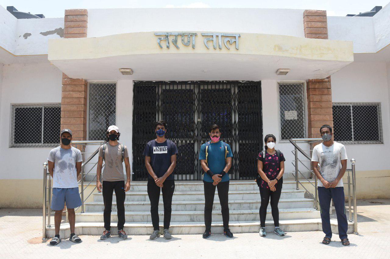 तैराकों की बिना पानी के मछली जैसी हो रही हालत