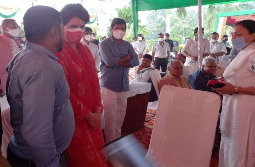 priyanka gandhi meeting with up lucknow journalist on breakfast प्रियंका गांधी की लखनऊ के पत्रकारों से नाश्ते पर मुलाकात...