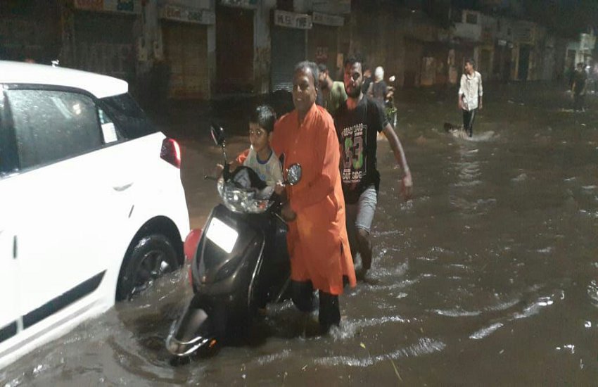 Gujarat : कहीं बारिश तो कहीं उमसभरी गर्मी