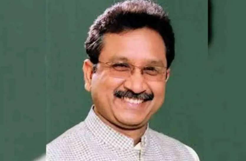सतना के जिला प्रभारी मंत्री कुंवर विजय शाह जिला अस्पताल में बच्चे को कंधे पर लादे भटकता मिला पिता, इसे देख भड़क उठे मंत्री