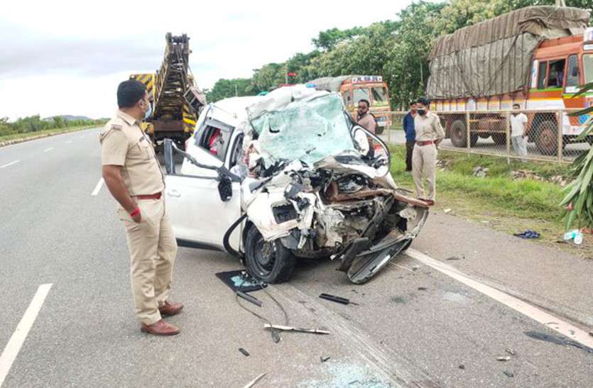 jalore three people death in road accident in Chitradurga कार ने लॉरी को टक्कर मारी, तीन की मौत, राजस्थान से बेंगलूरु आ रहा था परिवार