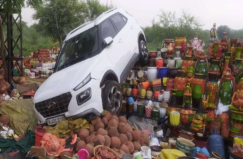 सड़क किनारे क्रॉकरी शॉप में घुसी कार, हादसा टला सड़क किनारे क्रॉकरी शॉप में घुसी कार, हादसा टला
