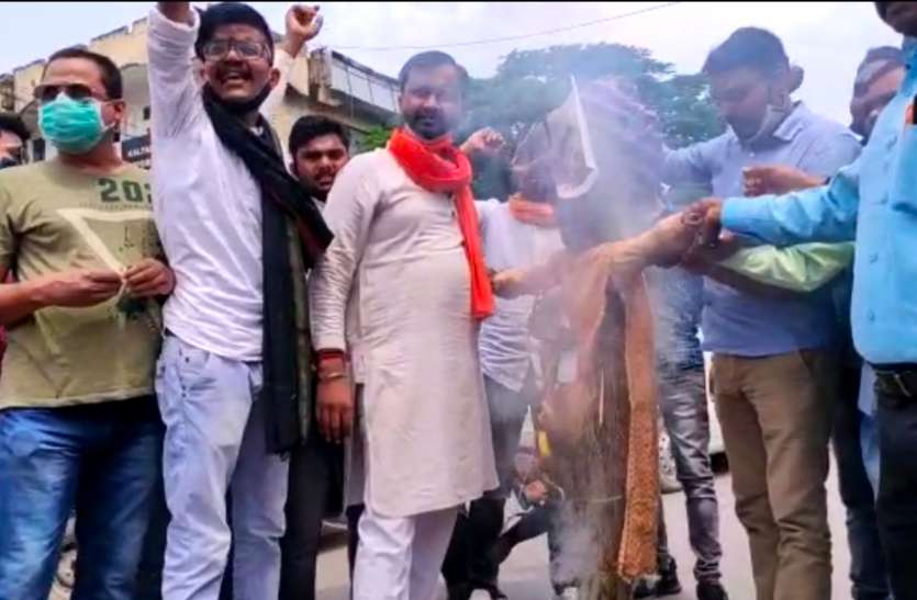 हिंदू युवा वाहिनी के कार्यकर्ताओं ने अंतरराष्ट्रीय शायर मुनव्वर राना का फूंका पुतला हिंदू युवा वाहिनी के कार्यकर्ताओं ने अंतरराष्ट्रीय शायर मुनव्वर राना का फूंका पुतला