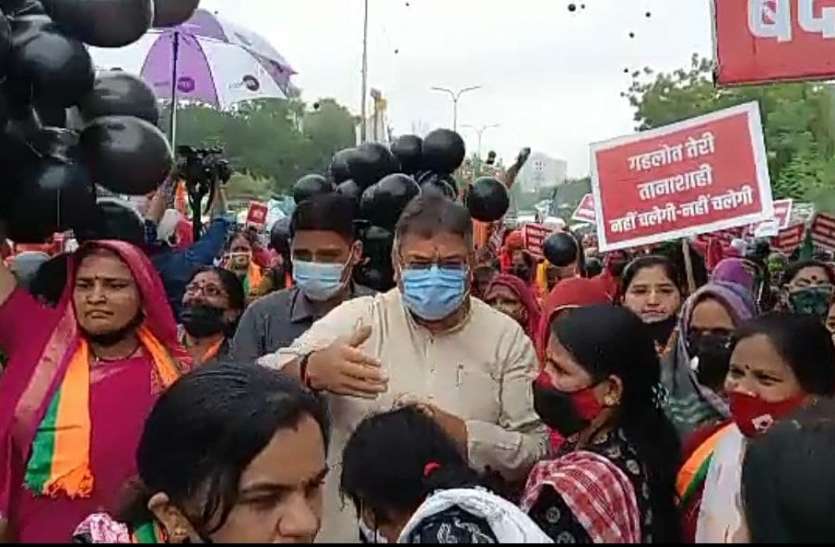 पीएम मोदी की अपील का भाजपा पर नहीं दिख रहा असर...अब महिला मोर्चा ने जुटाई भीड़ पीएम मोदी की अपील का भाजपा पर नहीं दिख रहा असर...अब महिला मोर्चा ने जुटाई भीड़
