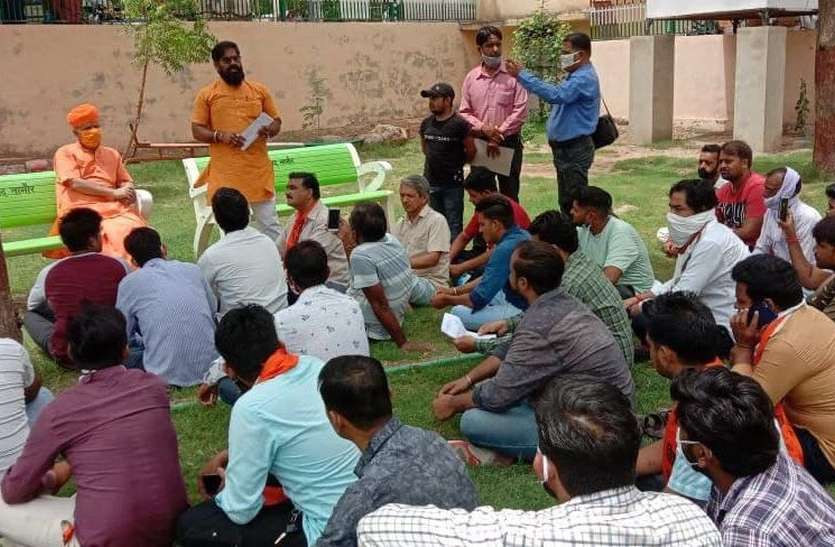 Demand for arrest of gang rape-blackmailing accused from Governor राज्यपाल से सामूहिक बलात्कार-ब्लैकमेलिंग आरोपियों के गिरफ्तारी की मांग
