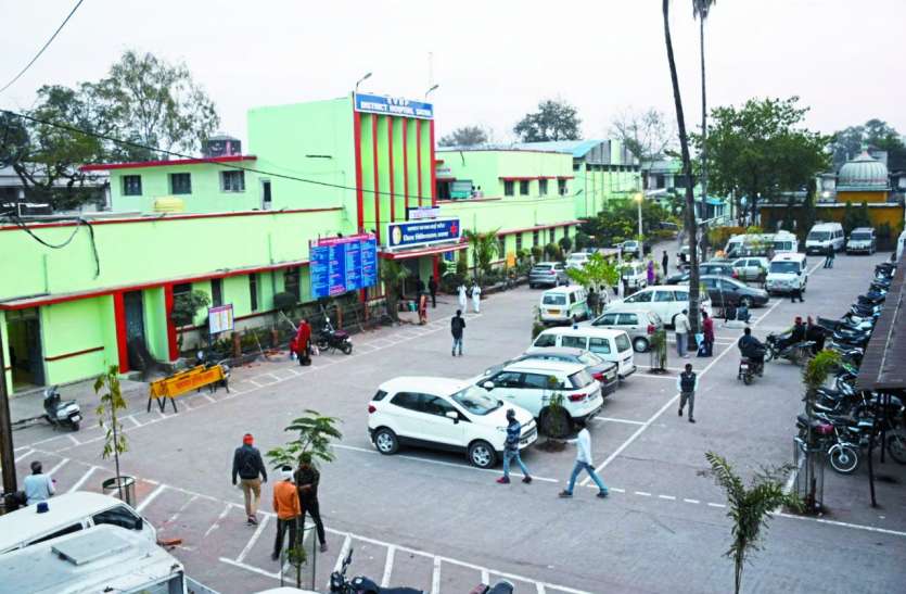 Drunk constable created a ruckus in the district hospital Satna नशे में धुत हवलदार ने जिला अस्पताल में किया हंगामा, एएसआई से बदसलूकी