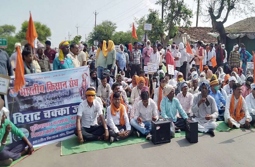 यूरिया और खाद की किल्लत से परेशान किसानों ने किया नेशनल हाइवे जाम, राज्य सरकार पर निकाली जमकर भड़ास यूरिया और खाद की किल्लत से परेशान किसानों ने किया नेशनल हाइवे जाम, राज्य सरकार पर निकाली जमकर भड़ास