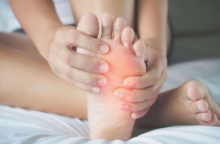 Burning sensation in soles of feet Burning sensation in soles of feet पैर के तलवे में हो रही है जलन, तो दूर करने के लिए करें यह काम