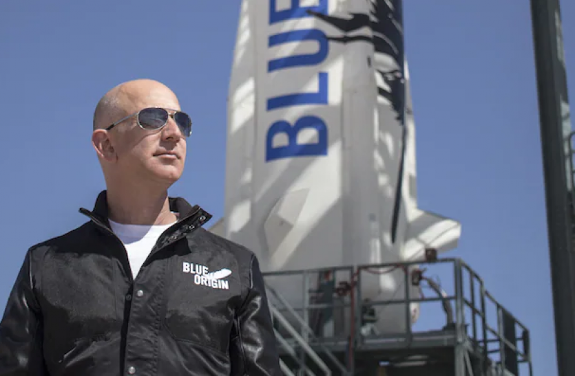 jeff bezos जेफ बेजोस ने रचा नया इतिहास, 11 मिनट की स्पेस यात्रा कर धरती पर लौटे