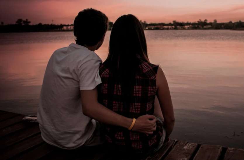 love_couple.jpg बहू अपनी सास के लिए ढूंढ रही है बॉयफ्रेंड, ऑनलाइन विज्ञापन देकर मंगाई एप्लीकेशन्स