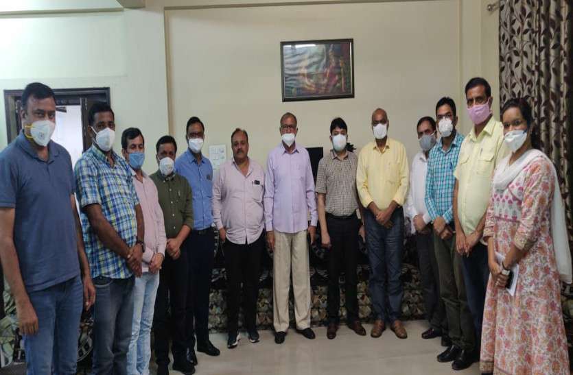 Meeting of serving doctors and nurses सेवारत चिकित्सकों और नर्सेज की हुई बैठक