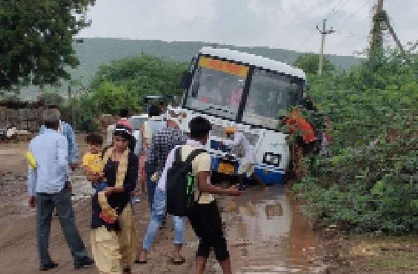 क्षतिग्रस्त सड़क में फंसी रोडवेज बस, ग्रामीणों ने लोडर से निकाला क्षतिग्रस्त सड़क में फंसी रोडवेज बस, ग्रामीणों ने लोडर से निकाला