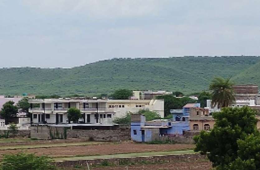 आलीशान बंगला वाला बन गया तालाब गांव आलीशान बंगला वाला बन गया तालाब गांव