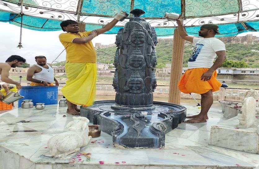 पंचमुखी शिवलिंग पर किया दुग्धाभिषेक पंचमुखी शिवलिंग पर किया दुग्धाभिषेक