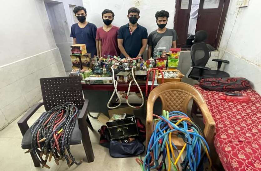 कोरोना के खतरे के बीच राणी तलाव में चल रहे ‘पफ इन पीस’ हुक्काबार पर छापा कोरोना के खतरे के बीच राणी तलाव में चल रहे ‘पफ इन पीस’ हुक्काबार पर छापा