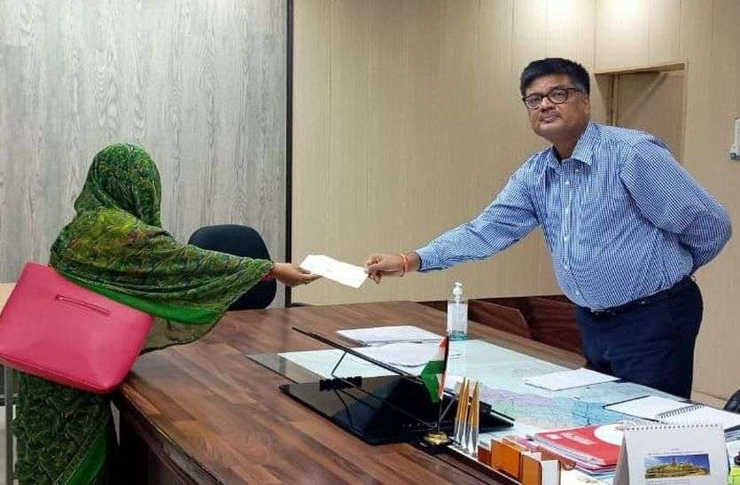 Collected the amount through social media and handed it over to the victim सोशल मीडिया के माध्यम से राशि एकत्रित कर पीडि़त को सौंपी