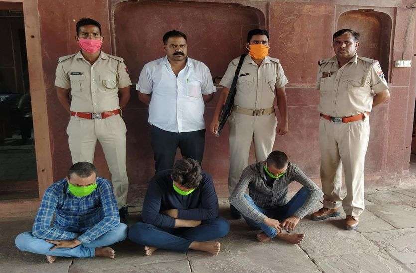 Three arrested in robbery case, goods recovered लूट के मामले में तीन गिरफ्तार, माल बरामद