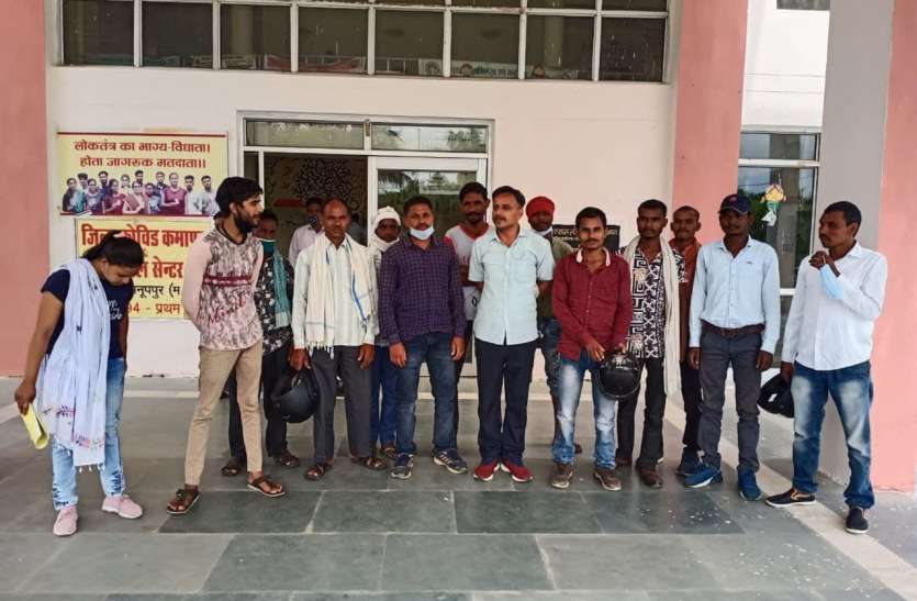 Land-affected farmers complained to the collector for getting employme रोजगार दिलाए जाने भू-प्रभावित किसानों ने कलेक्टर से की शिकायत