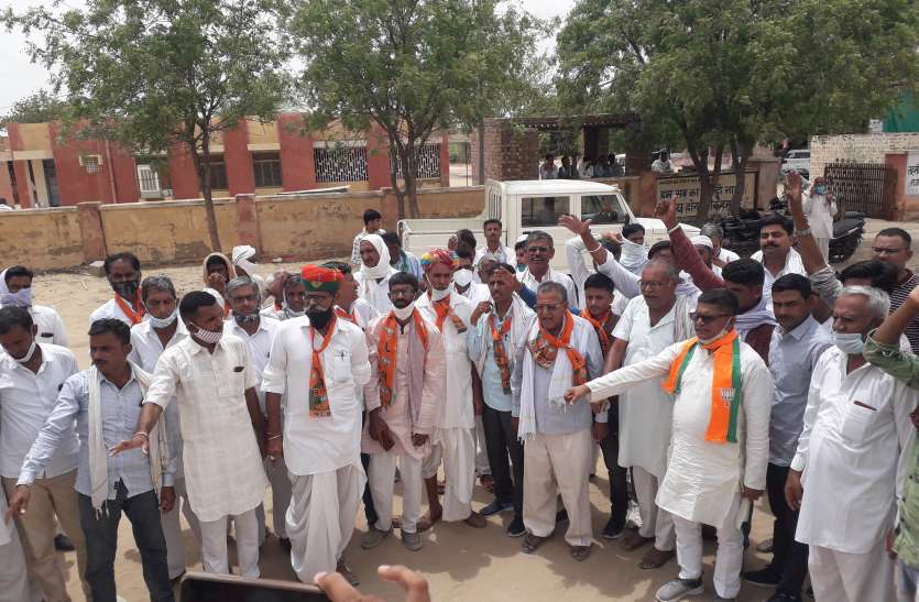 किसानों को सिंचाई पानी देने की मांग को लेकर भाजपा का प्रदर्शन किसानों को सिंचाई पानी देने की मांग को लेकर भाजपा का प्रदर्शन