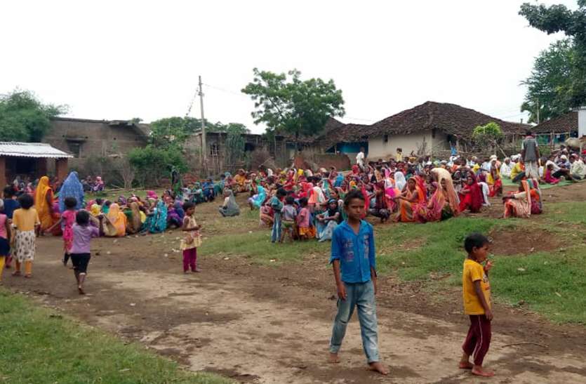 इन्द्र देव को मना रहे बारिश की उम्मीद लगाए किसान इन्द्र देव को मना रहे बारिश की उम्मीद लगाए किसान