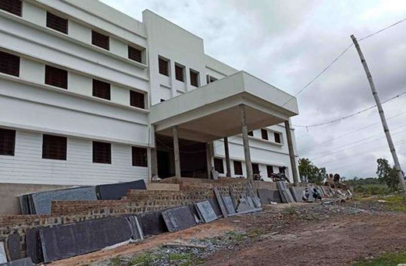 चार साल बीतने के बावजूद पूरा नहीं हुआ हॉस्पिटल का निर्माण चार साल बीतने के बावजूद पूरा नहीं हुआ हॉस्पिटल का निर्माण