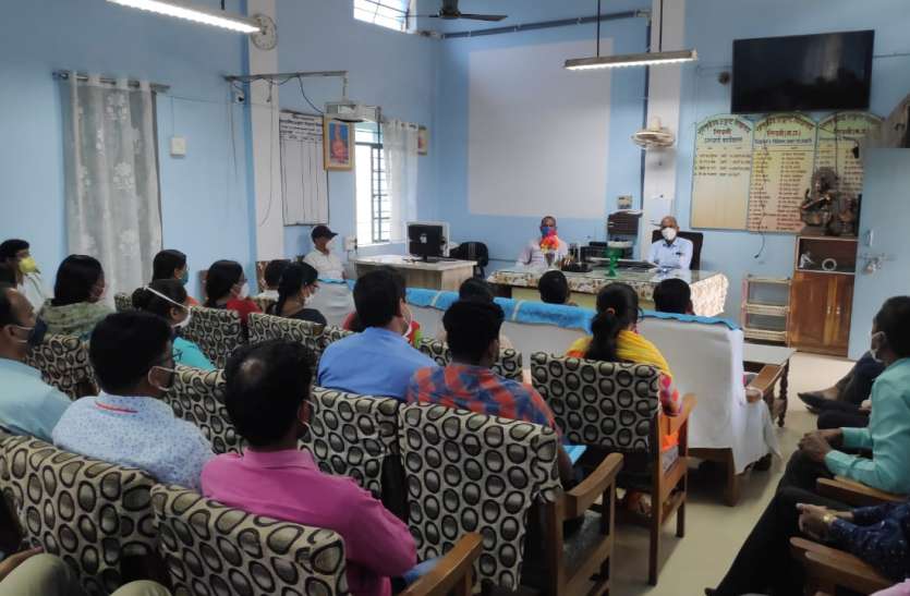 निरीक्षण कर जिम्मेदारी से काम करने की दी चेतावनी निरीक्षण कर जिम्मेदारी से काम करने की दी चेतावनी