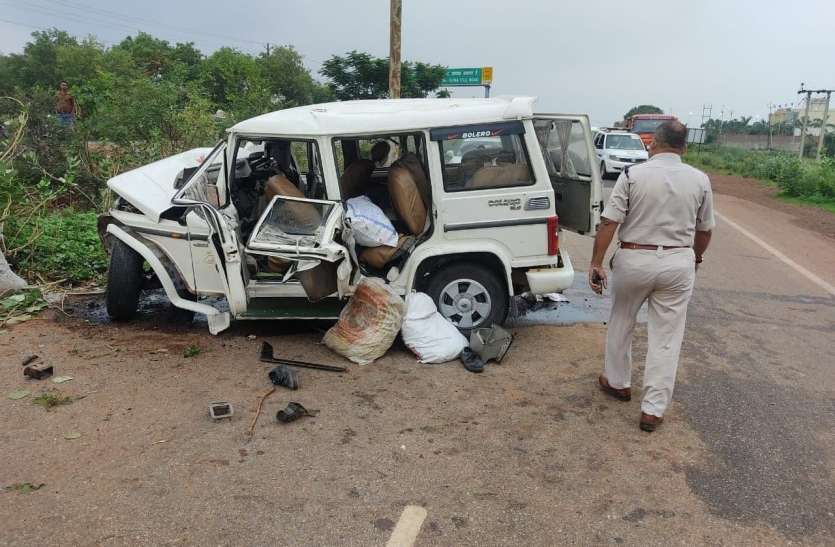 पुलिया से टकराई जीप, एक व्यक्ति की मौत, तीन घायल पुलिया से टकराई जीप, एक व्यक्ति की मौत, तीन घायल