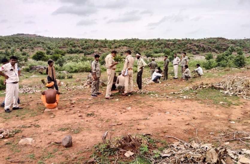 महुअर नदी किनारे मिले मामा-भांजे के नर कंकाल महुअर नदी किनारे मिले मामा-भांजे के नर कंकाल