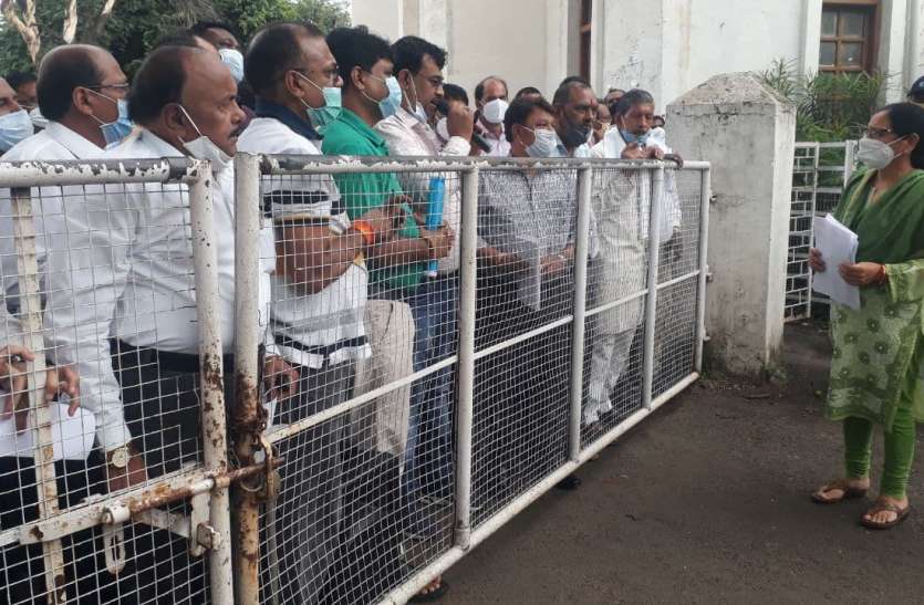 सरकार के खिलाफ आंदोलन करने के मूड में अधिकारी-कर्मचारी सरकार के खिलाफ आंदोलन करने के मूड में अधिकारी-कर्मचारी