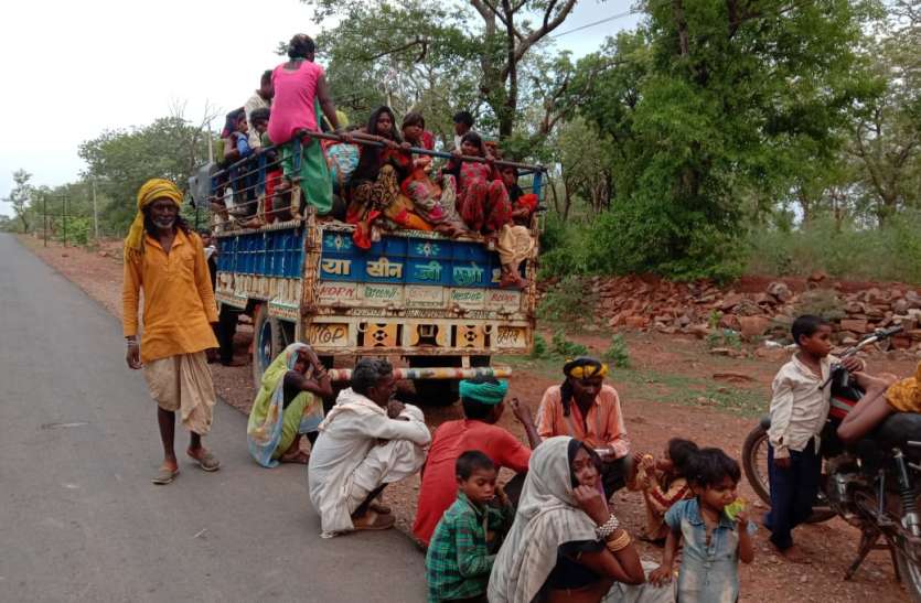 मशीनों से काम, मजदूर बैठे हैं बेकार मशीनों से काम, मजदूर बैठे हैं बेकार