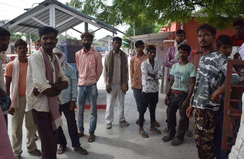 Woman's body found on railway track, sensation spread रेलवे ट्रेक पर मिला महिला का शव, फैली सनसनी