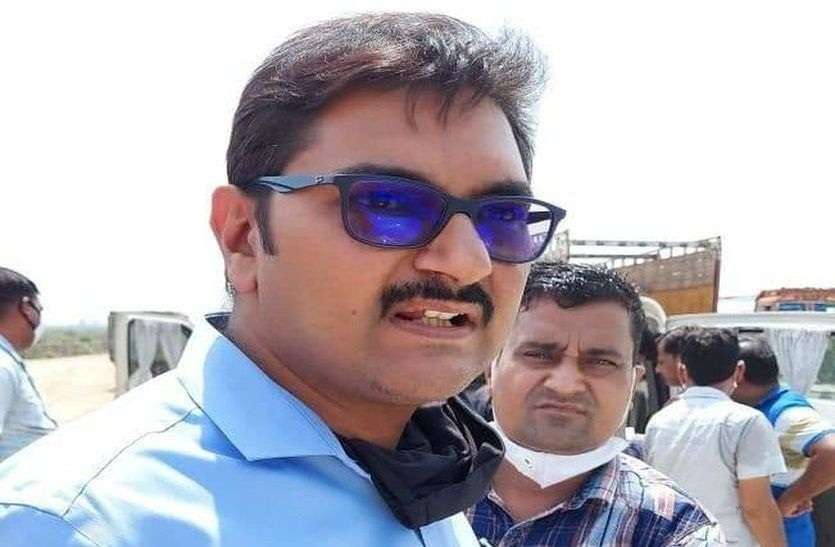 उत्तर प्रदेश के गाजीपुर और नीमच अफीम फैक्ट्री के महाप्रबंधक शशांक यादव रिश्वत मामले में गिरफ्तार अफीम फैक्ट्री का महाप्रबंधक निलंबित, एसीबी के सामने रोज गढ़ रहा झूठी कहानी